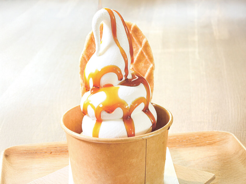 プリンソフト670円。プリンの上にソフトをトッピングして、ワッフルクッキーを添えました