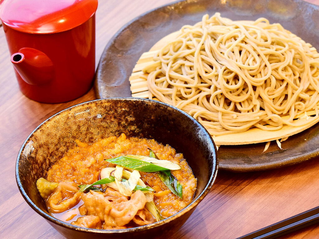 旭川産の笹豚肉と伊達産の鶏肉の両方を味わえる期間限定の合いつけ蕎麦1,200円。柔らかく甘いお肉がつゆの風味を後押し。柚子胡椒ですっきりと引き締めて
