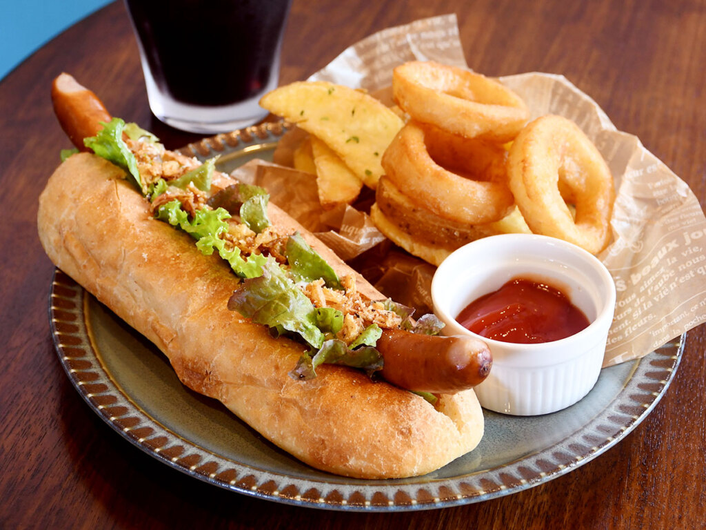 Nabooドッグset1,300円(単品800円)。道産ポークを練り込んだソーセージと、シーザードレッシングが相性抜群。全体をまとめる全粒粉バンズが味の決め手です