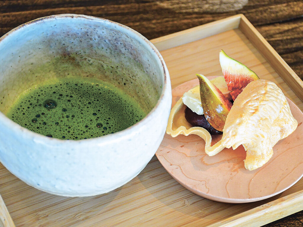 季節の最中と抹茶のセット「ヒトリシズカ」(800円)。やさしい甘さの道産粒あんと旬の素材との調和を、まろやかな抹茶とともに堪能して