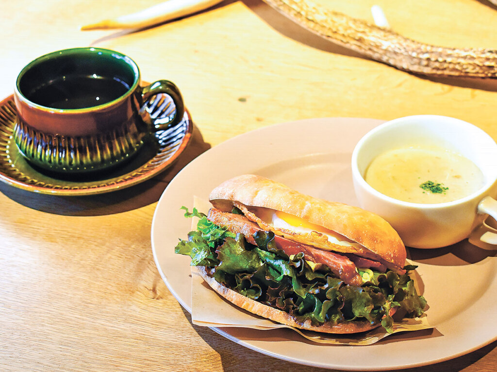 フォカッチャプレート1,200円。提供は11月下旬まで予定。コーヒーは食事とセットで150円引き