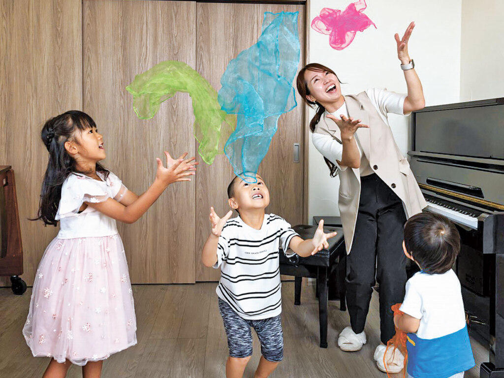 リトミックは3~6歳対象。遊びやゲームを交え、体を動かしながら表現力を育てます