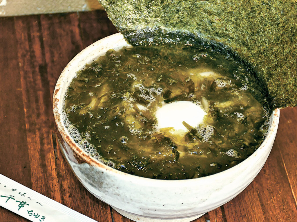 国産のあおさがたっぷりすぎて、麺が見えないほど!あおさのり温玉入りうどん1,050円