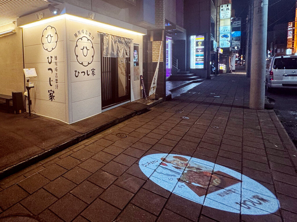 今年で10周年を迎える同店。ラム肉の豊富なメニューに加え、エゾ鹿肉のメニューも充実しています。北海道の形をしたジンギスカン鍋を携えて、サンロク街から道産子が愛するお肉の魅力を発信しています
