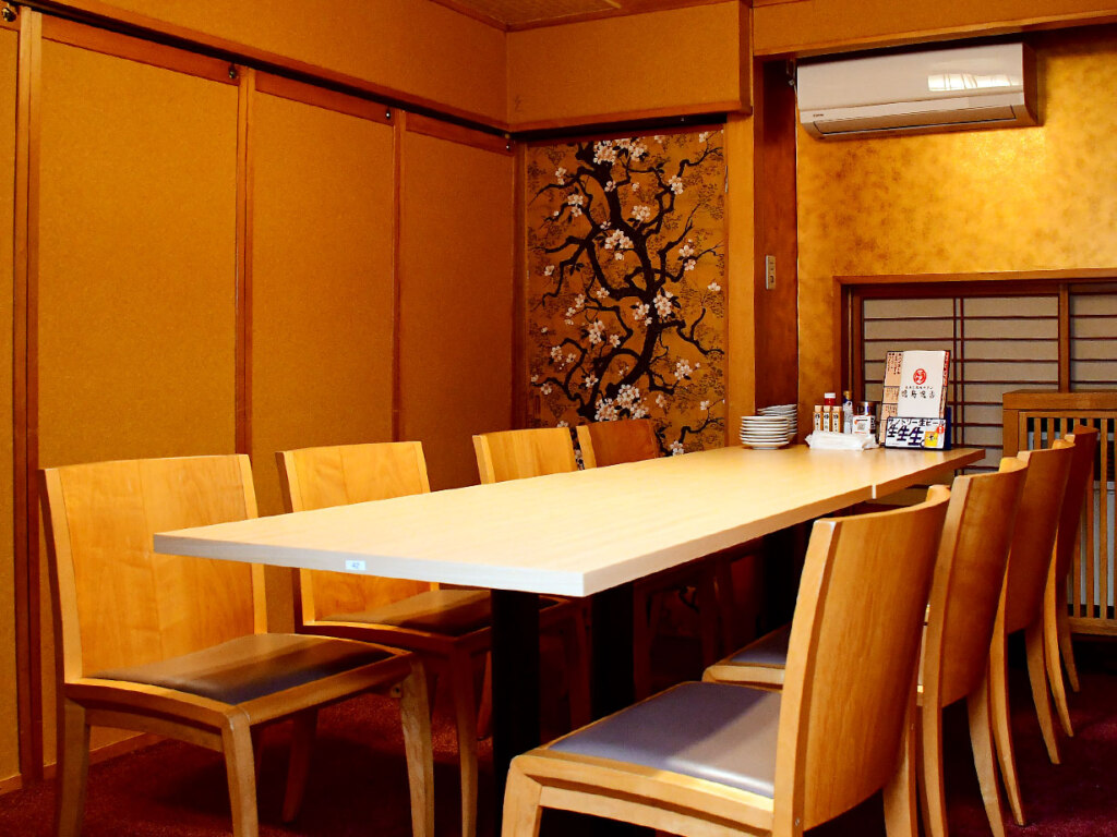 個室完備で団体の宴会にもおすすめ。店名に違わず、牛タン料理のほか鶏の串焼き各種や、ミンチのベストな配合を追求した手ごね仕上げのつくねまで、バリエーション豊富なメニューが揃います