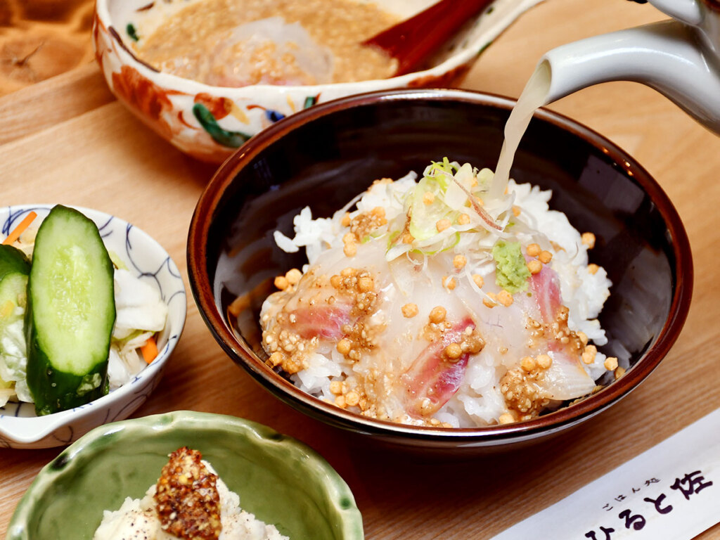 お店が一押しする昼の看板メニューは鯛茶漬け1500円。肉厚の鯛刺しが乗ったご飯に、鯛出汁をたっぷりかければ、じわっと品のいい旨みが滲みます。混み合っている場合は、提供に少し時間がかかるかも
