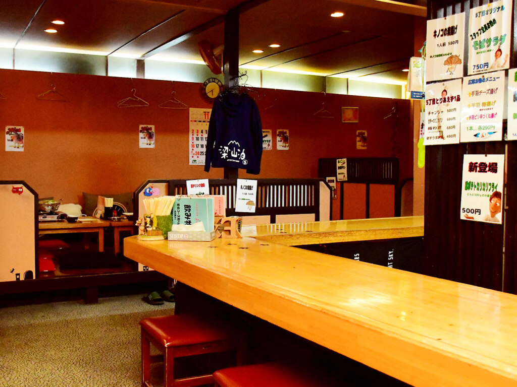 種類豊富な串ものや釜飯が人気の居酒屋グループ。一人でも気軽に楽しめる空間で、話好きのスタッフさんたちのアットホームな雰囲気にお酒も進み、居心地がよく気づけば長居してしまいます