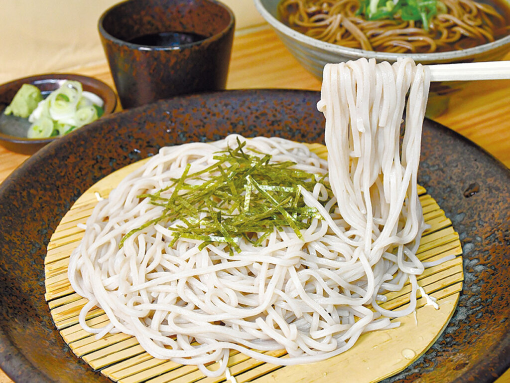 カツオが香るつゆがそばの旨みを引き立てます