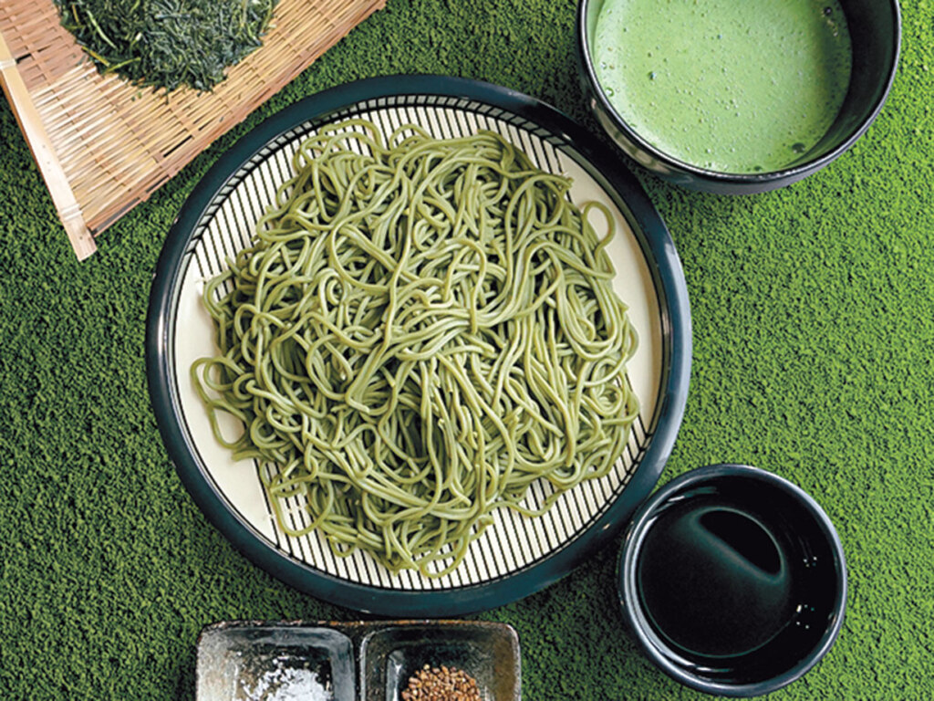 前川茶舗の微細な抹茶粉を使った、滑らかな麺