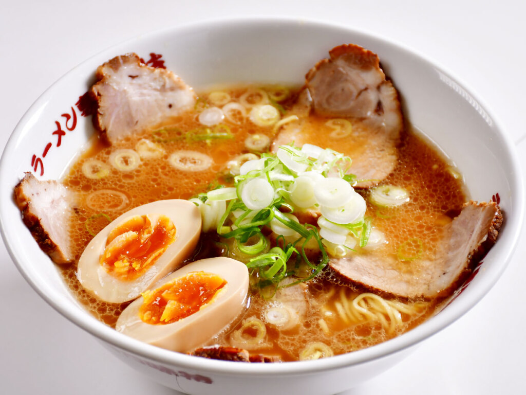 老若男女に愛される「醤油チャーシュー麺味玉トッピング」