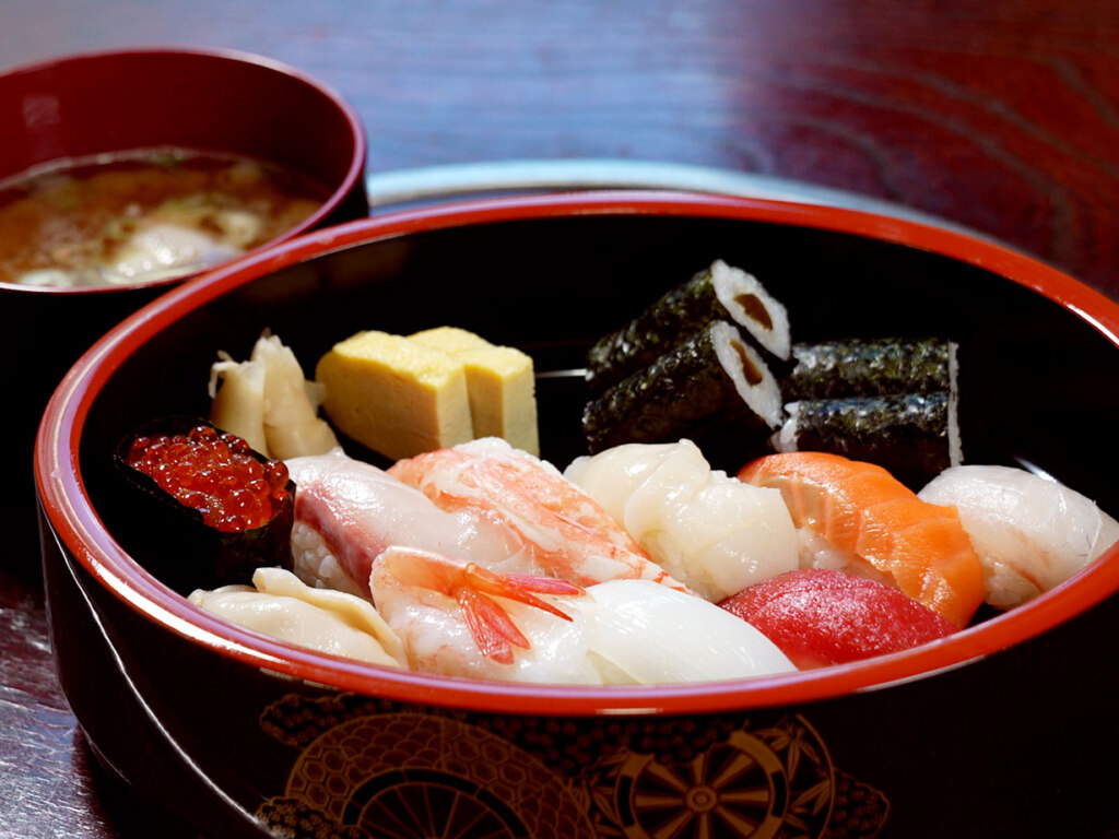ランチタイム限定のおまかせにぎり寿しセットは1500円。甘くとろけるネタが乗った、美しい握りたち