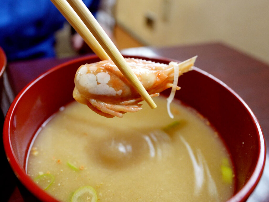 セットには、エビ頭汁が付いてきます。こちらも出汁が出ていてひじょ～に美味！