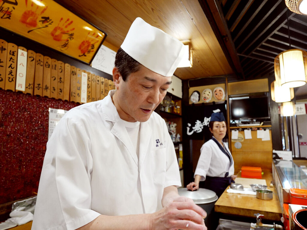 店主の西川さん。繊細な手さばきで寿司を握ります