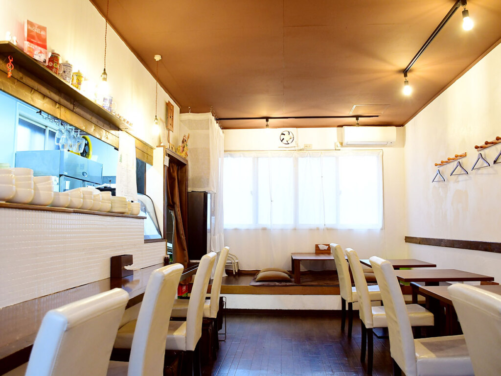 小ぢんまりとしながら、くつろげる雰囲気の店内