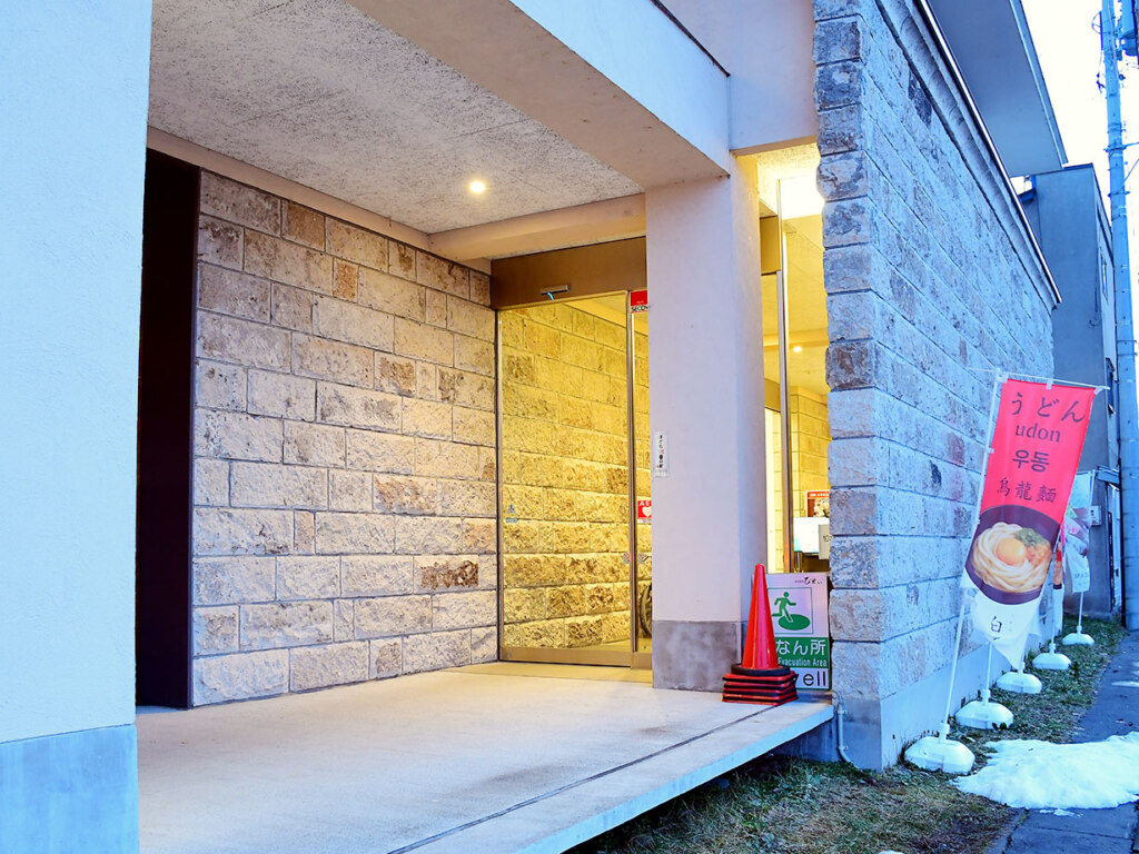 bi.yell建物に入り、階段を下りた先がお店です