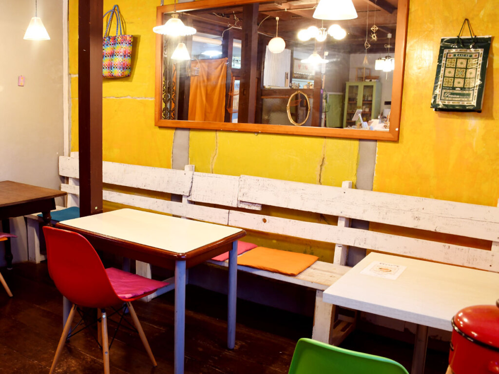 冬の寒さを忘れてしまいそうなほど、カラフルで明るい店内。深い緑と独特の模様が印象的なバスマティライスの袋(壁にかかっている紙袋)は、インテリアにしてしまうほどお気に入りです