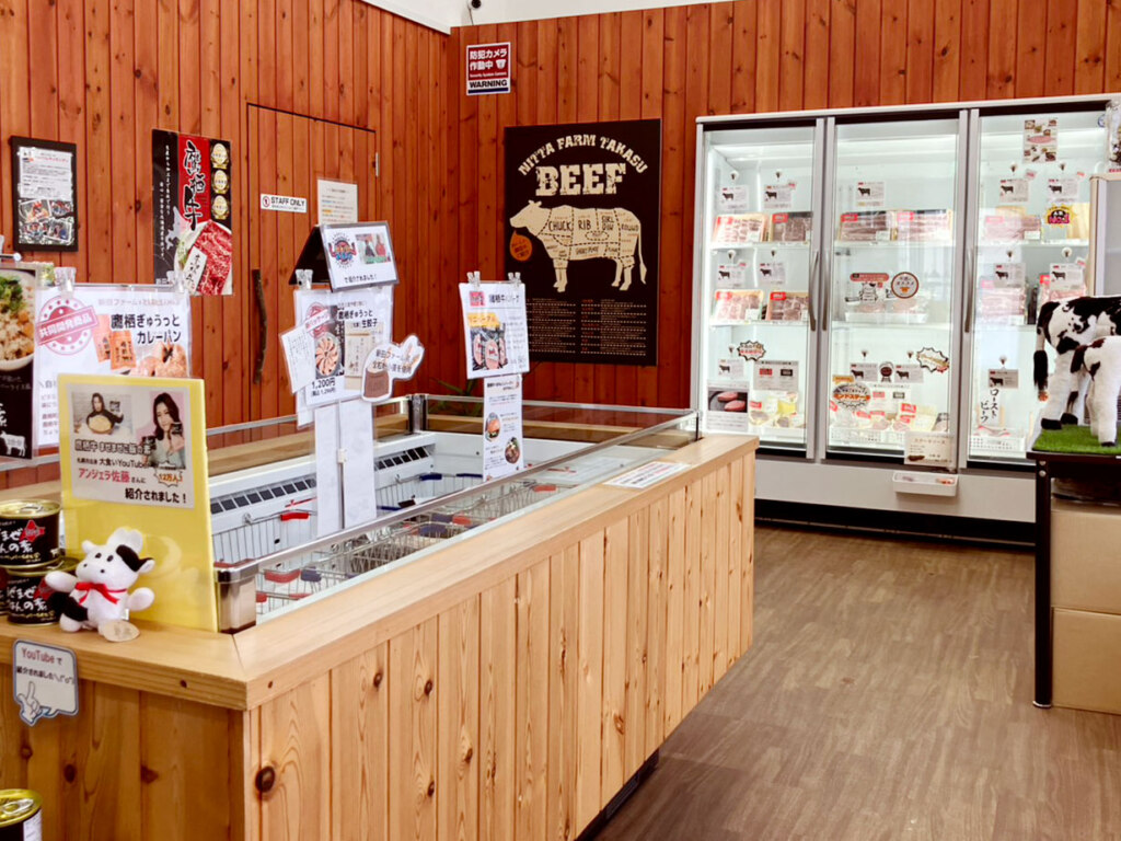 自社で肥育した鷹栖牛の精肉をはじめ、冷凍餃子やハンバーグといった加工品も販売。このほか鷹栖牛を使った軽食・テイクアウトフードもあり
