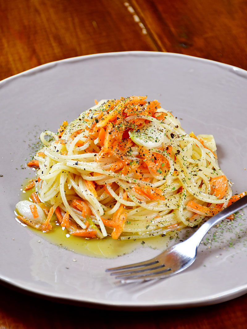 有機農家の浅野さんが、冬の間だけ営業するカフェ。パスタも4～5種類提供しており、「越冬人参とゴロゴロにんにく」(870円)は、シソやコリアンダーで作ったハーブミックスがポイント。全メニューテイクアウト可。今季の営業は3月末までを予定<br /><br />
