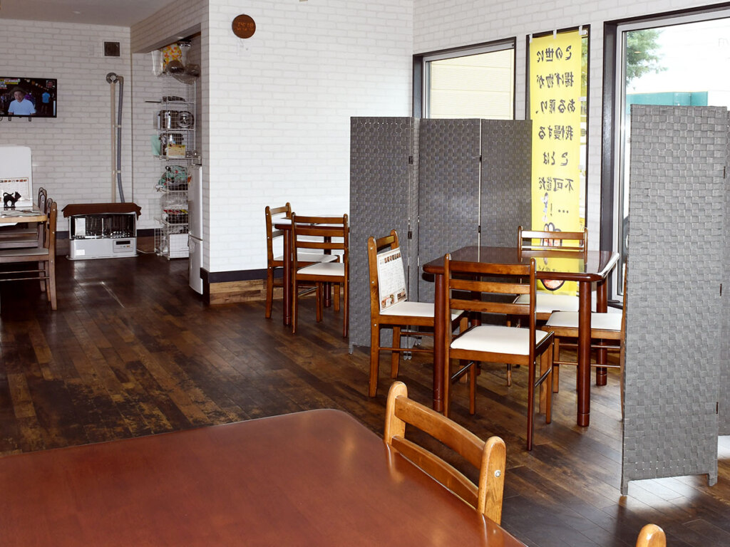 2021年オープンの同店は、店主の入院経験から、入口から店内までをバリアフリーに設計。テーブルやイスも車イスで利用しやすい高さで、誰もがゆっくり食事を楽しめます