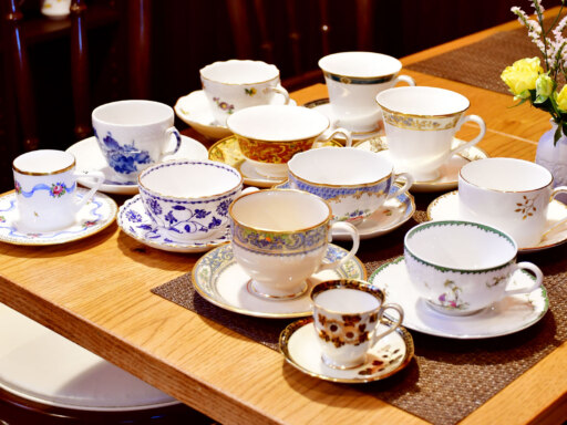 紅茶とチーズケーキの専門店移転前に名作茶器を特別販売