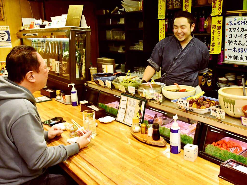 初代の祖父の味を継ぎ、現在は三代目・菅原達也さんがのれんを守ります。昭和の風情が残る店では、海鮮料理と手作りのおばんざいを提供。カウンター越しに交わすさりげない会話もまた、この店ならではの味わいです