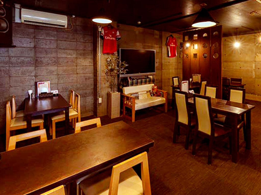 和風カルボナーラや海の幸トマトソースなど、パスタメニューは45種以上。注文後に生地を伸ばして焼く、もちもち生地で具材たっぷりのピッツァも人気です。ランチやディナー、飲み放題付きのコースもあり