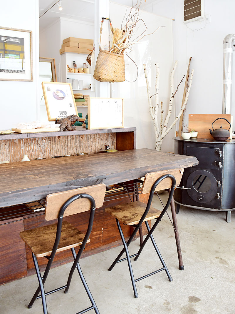 「豊かな日本文化を体感してほしい」との思いで、盆栽や手仕事のもの、福岡の八女茶をはじめとする日本茶、手作りのお菓子を販売