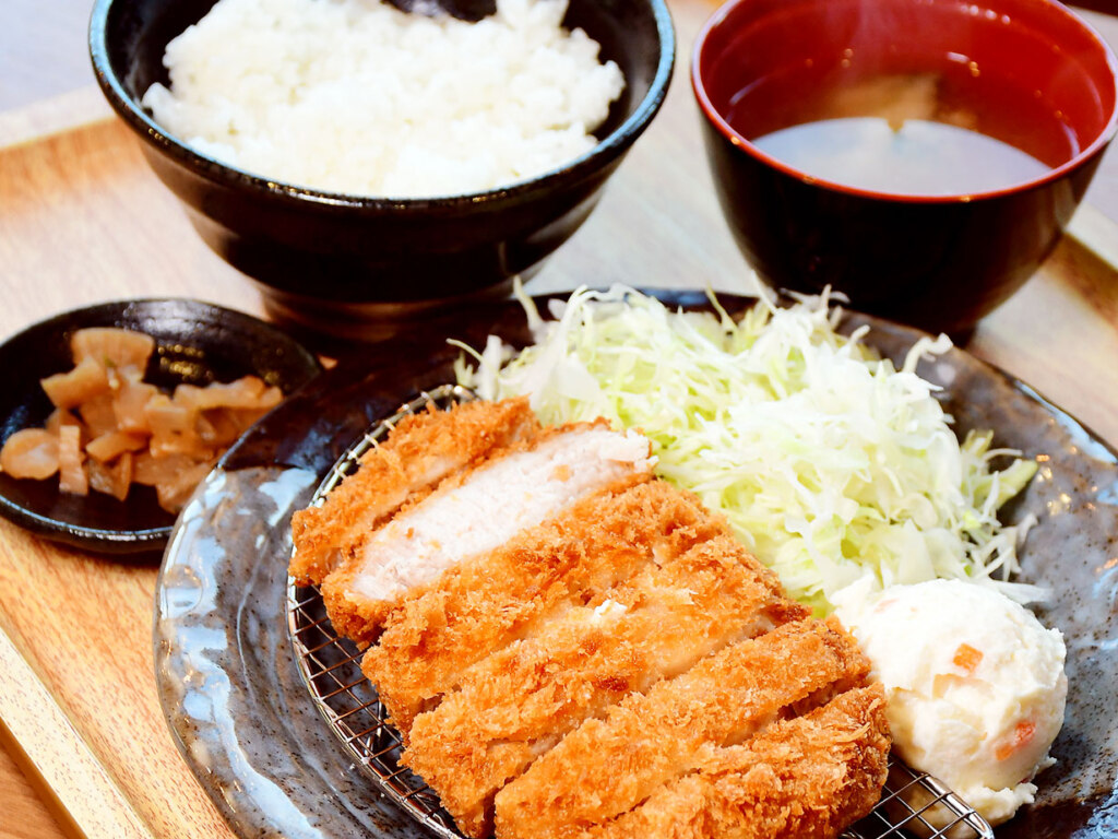 厚切り上とんかつ定食は、ごはんとみそ汁つきで1,250円。分厚い三元豚は、衣はカラリ、中はジューシーで、脂もあま～い！
