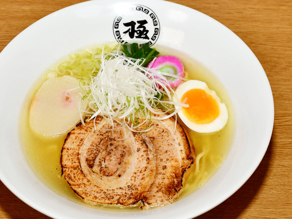 鶏塩ラーメン900円。鶏100％のスープは、ガツンとくる塩味ながら後味軽やか。札幌の製麺会社が作る特注麺に、道産軟白ネギの甘み、チャーシューの脂がアクセント