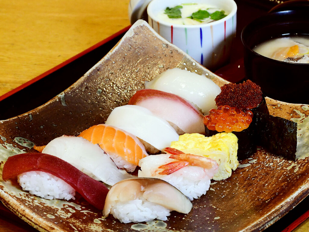 寿司ランチA 天然本マグロやいくらなど10貫に、玉子焼きと自家製茶わん蒸し付き。コーヒーまたは昆布茶のサービスも。ランチは全4種類、すべて1,400円