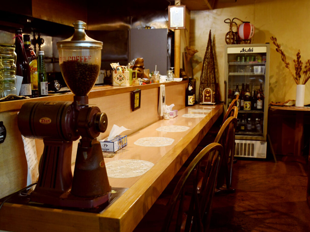 使い込まれたコーヒーミルやイスの年季の入り方が、40年以上の歴史を物語ります。ちょっと入りにくいと思われがちですが、常連から一見さんまで、誰でも優しく迎えてくれますよ