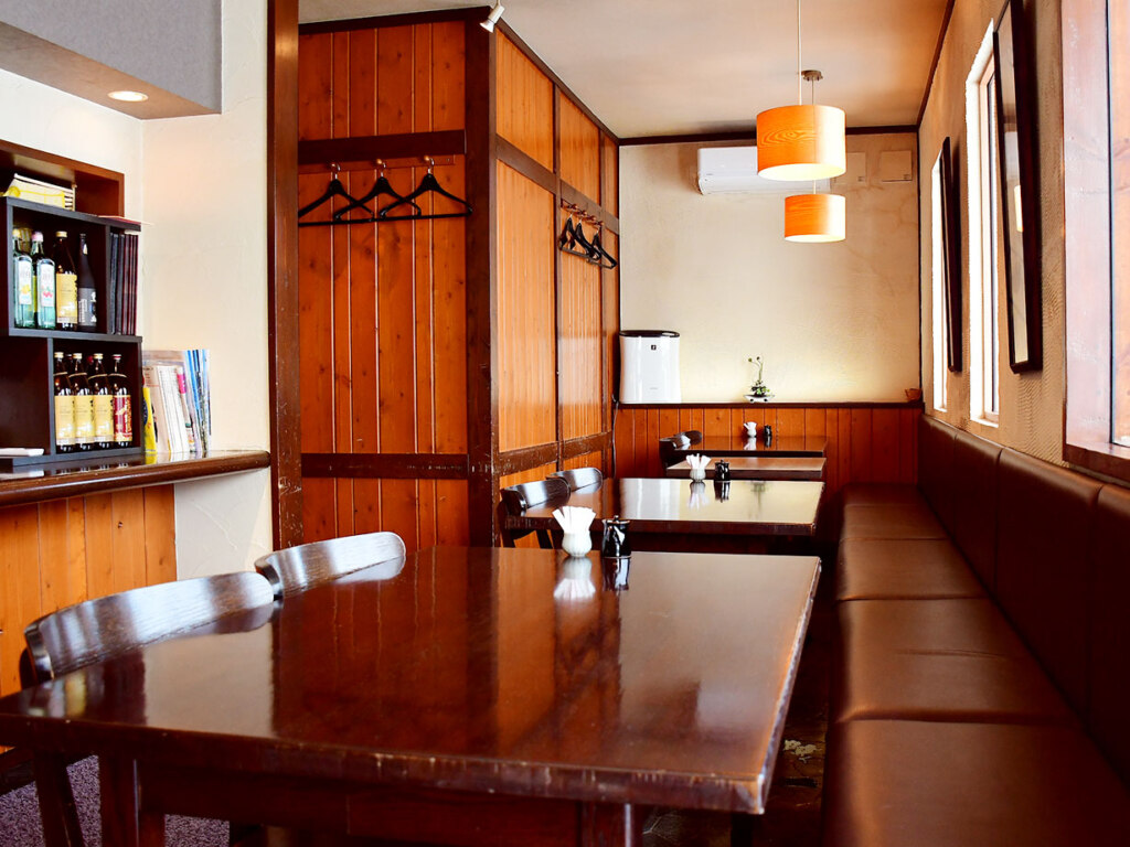 藤井さんが一人で切り盛りし、16年目を迎えた同店。和の趣を感じる落ち着いた空間にほっとします。この時期のランチには、冬限定のきしめんがおすすめ。夜は和食とともに地酒を堪能して