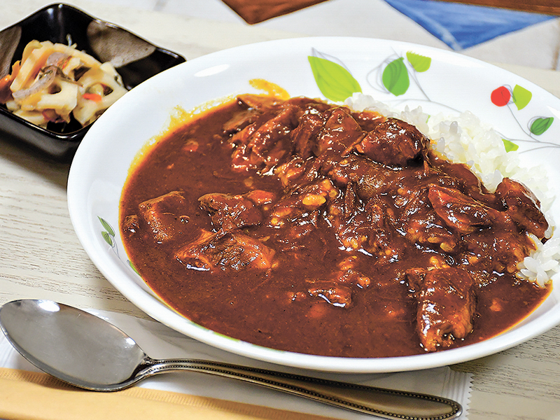牛すじカレー 800円(小鉢付き)