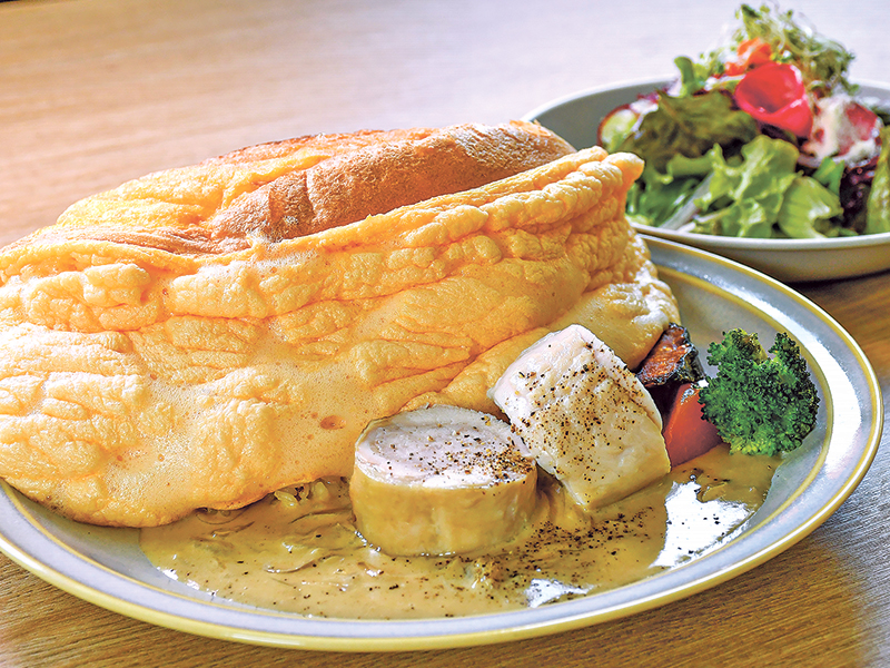 はらぺこオムライス 1,600円(サラダ付き)