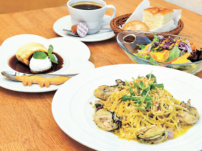 ランチSセット(サラダ・自家製パン・デザート・ドリンク)1,600円+半額のドリンク料金
