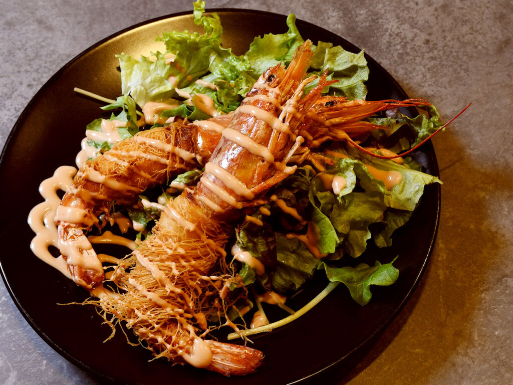 同時にデビューした特製海老マヨ(880円)は、メニュー入り当初から人気者に。パリパリで軽い食べ心地のカダイフの衣と、クリーミーな濃厚マヨソースが絡みます。写真映えする華やかさも持ち合わせた、まさに一軍です