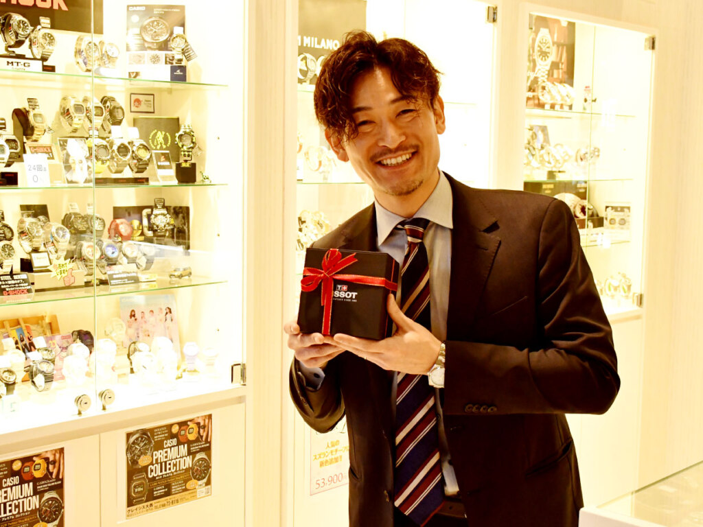 門出に贈る手元の1本を、大西社長がナビゲートします