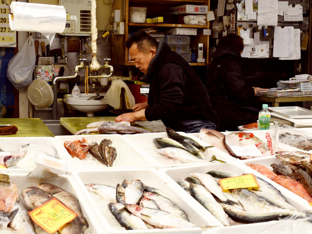 市場から仕入れた新鮮な魚が所狭しと並ぶ様子に、初めて来る子供たちは水族館みたいと喜んでくれるとのこと。その奥で華麗に魚をさばく職人・平野さんは、職人然としていますが実は気さくなお人柄