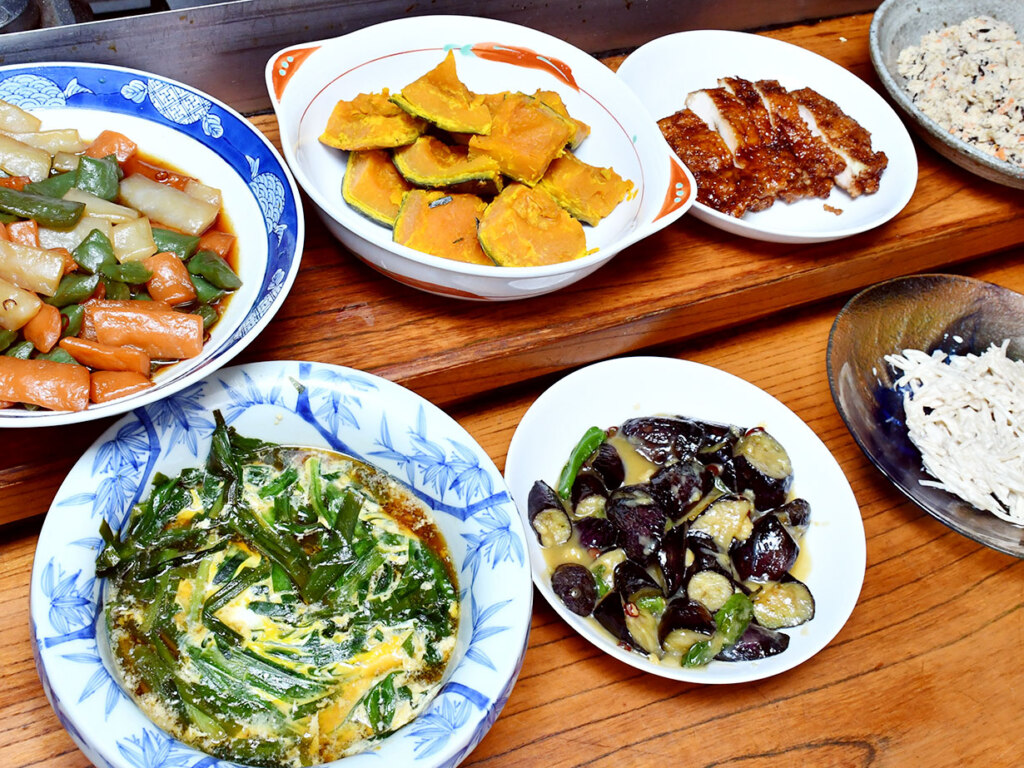 「魚の名前は縁起がいい」と付けられた店名には、増毛町出身だった先代の、浜への思いが滲みます。馴染み客のお目当てはその日ごとのおばんざい。きょうもいつもの顔ぶれが、次々と暖簾をくぐっていきます