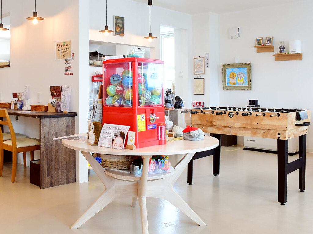 ビーフライスやエッグタルトなど、マカオやポルトガル料理を中心に提供しています。看板犬のごま店長が出迎える店内は、ペットも歓迎。キッチンカーの運用も計画していて、リタさんは「冬には旭川にも行きたい」と話しています