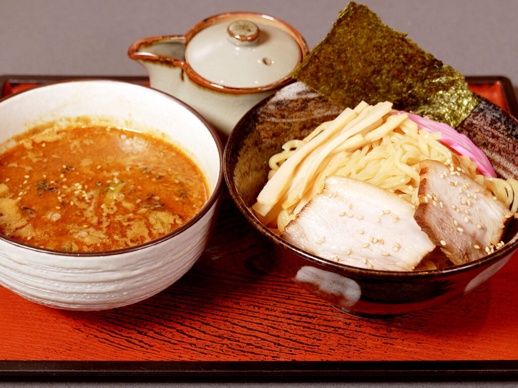 ビジュがいい～！がっしりした太麺に、美しく仕上がったホロホロのチャーシュー