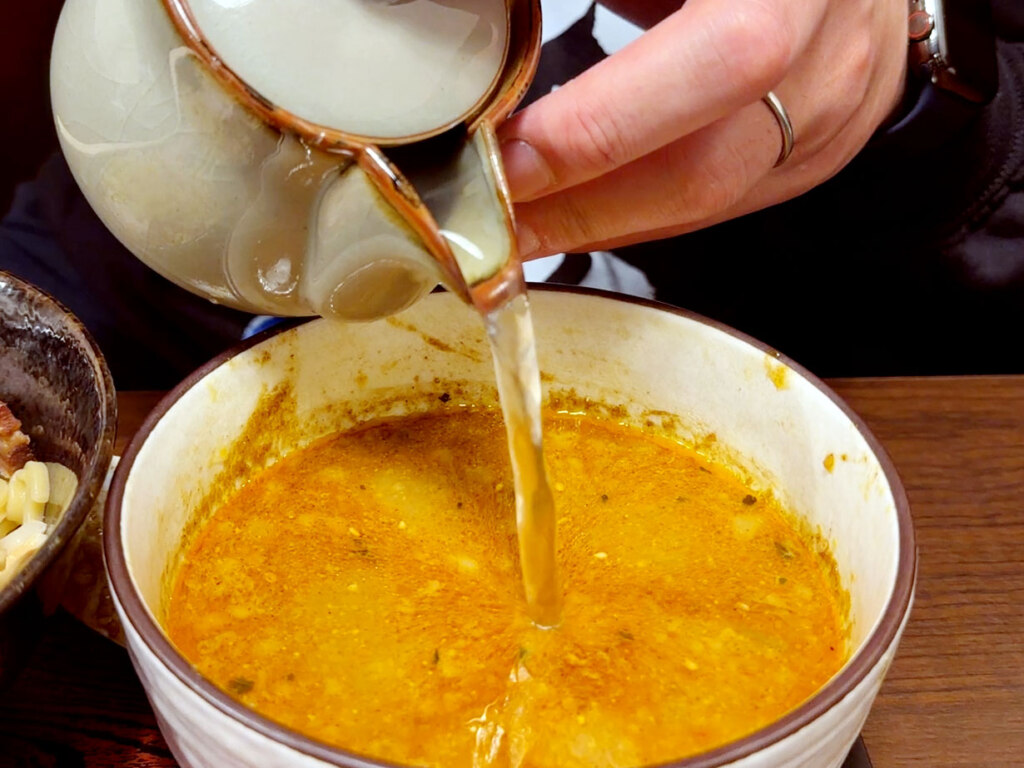 割りスープを投入！「これだけで一品になってる」とバーバラも感嘆する味わいに変身します