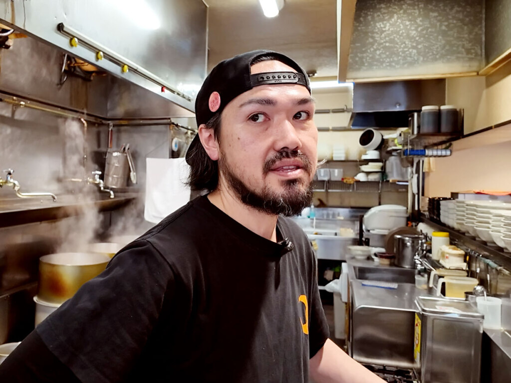 店主の畠中宇さん。一見武骨系男子ですが、お客様への愛とラーメン作りへの情熱に満ちています！