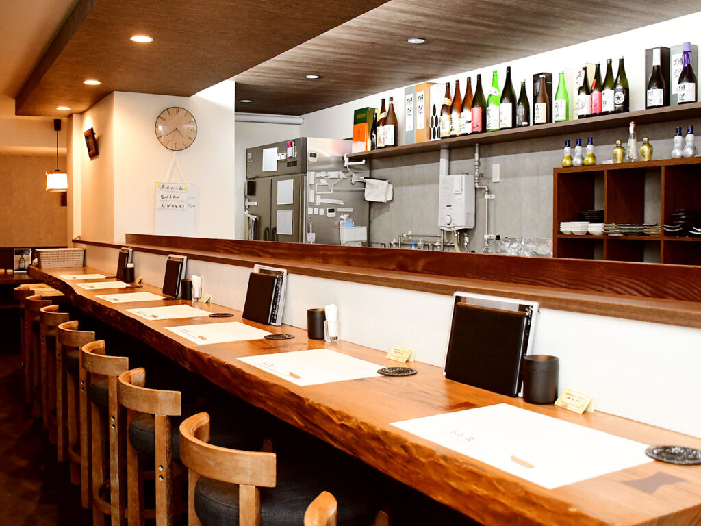 「鮨屋だからと身構えず、ふらっと立ち寄ってほしい」と葛西さんが話す通り、カジュアルな雰囲気のお店です。深夜まで営業しているので、シメになにか食べたいという人にもぴったり。コースのほか、アラカルトも充実しています