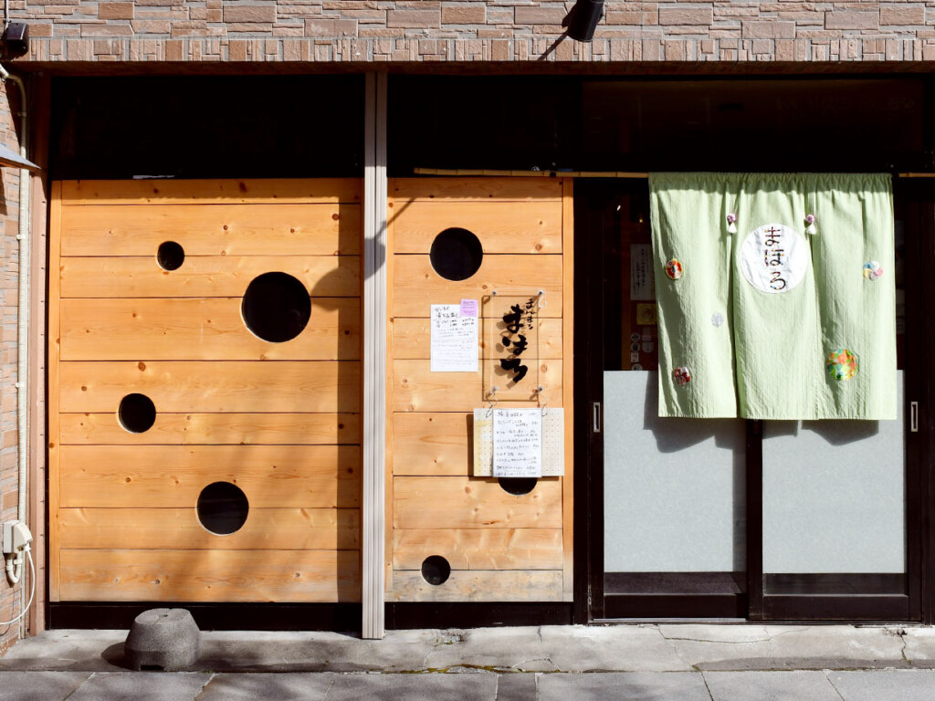 吉村さんがつくる全国の郷土料理を肴に、1杯から気軽に立ち寄れる小料理屋。海山を問わず、日本酒や焼酎によく合う旬の味がずらりとメニューに並ぶため、毎日通っても飽きないのが魅力です