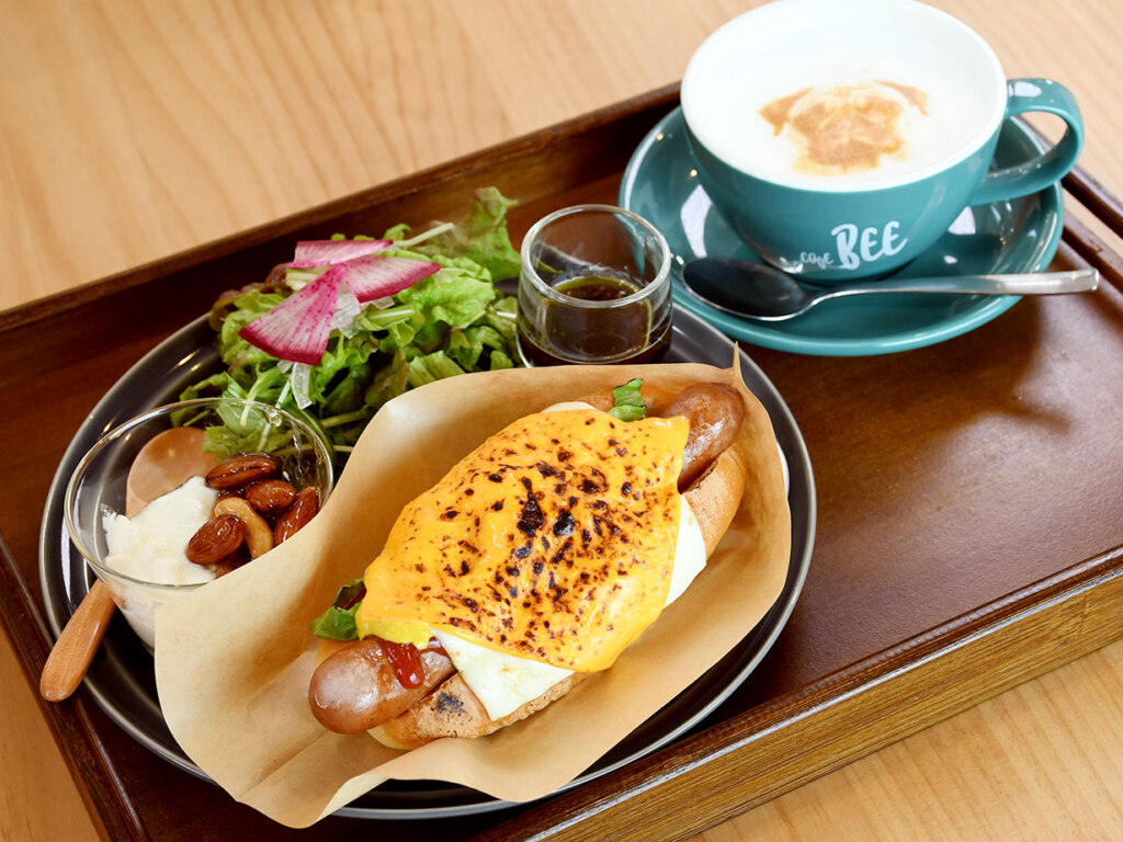 おすすめはドリンク付きのWチーズホットドッグプレート