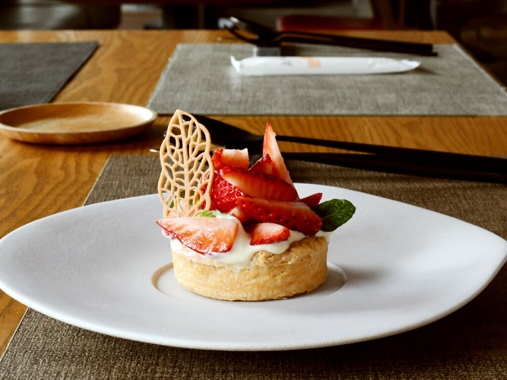 たっぷりいちごがやさしく重なる