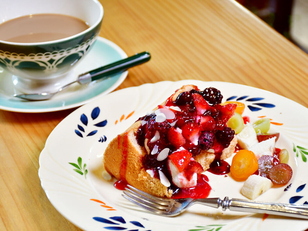 果物たっぷりのベリーベリーケーキは、ドリンクとセットで1,100円