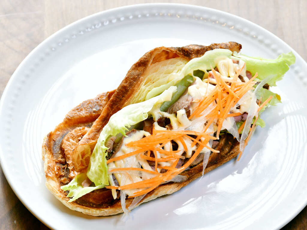 旭橋をかたどったトキワ焼きのローストビーフサンド