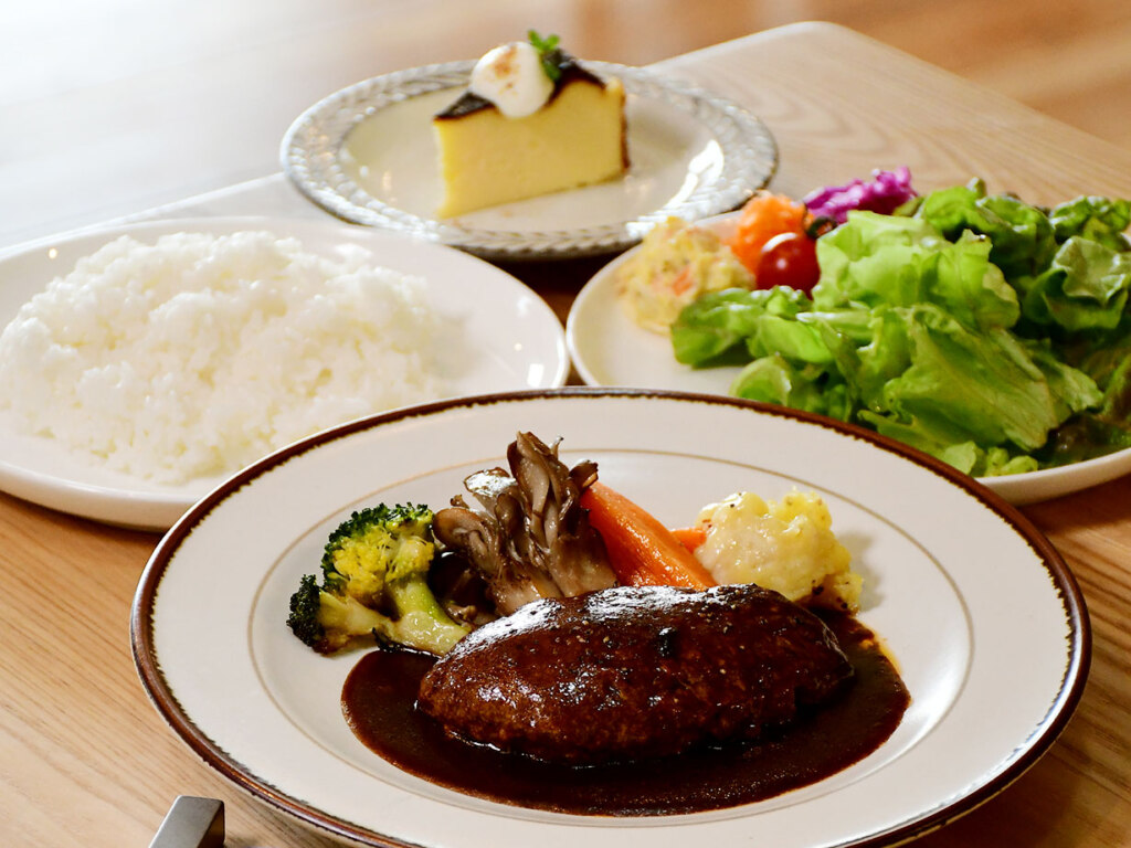 タコライスやビーフシチューなどあるランチの中でも、人気は濃厚なデミソースの煮込みハンバーグ1,500円。当麻町産ゆきさやか米に、焼き野菜やサラダもたっぷり！